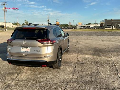 Champagne Silve 2026 Nissan Rogue Platinum