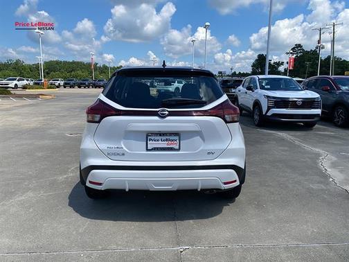 Aspen White / Super Black 2024 Nissan Kicks SV