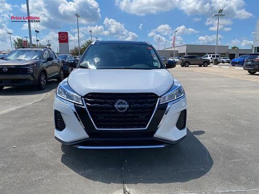 Aspen White / Super Black 2024 Nissan Kicks SV