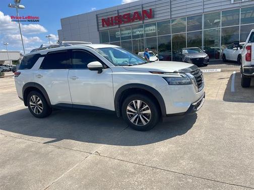 White 2023 Nissan Pathfinder SL