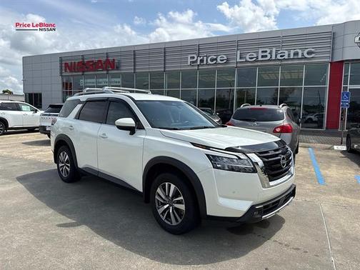 White 2023 Nissan Pathfinder SL