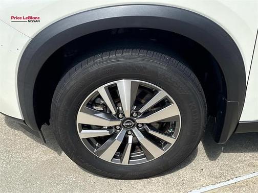 White 2023 Nissan Pathfinder SL