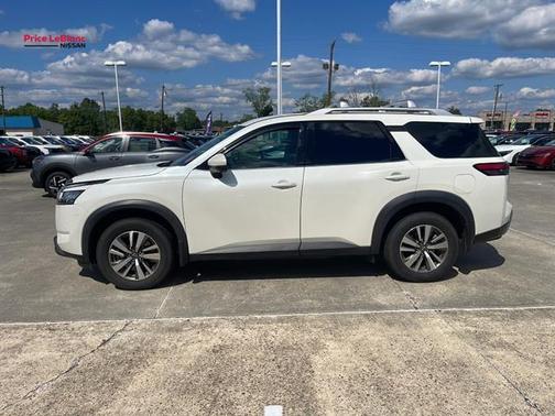 White 2023 Nissan Pathfinder SL
