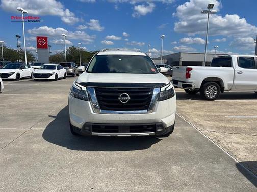 White 2023 Nissan Pathfinder SL