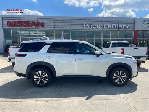 White 2023 Nissan Pathfinder SL