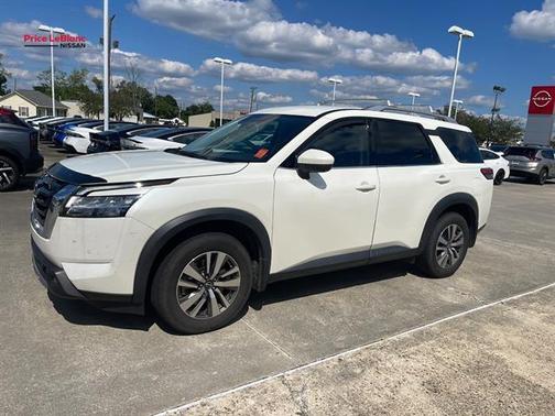 White 2023 Nissan Pathfinder SL
