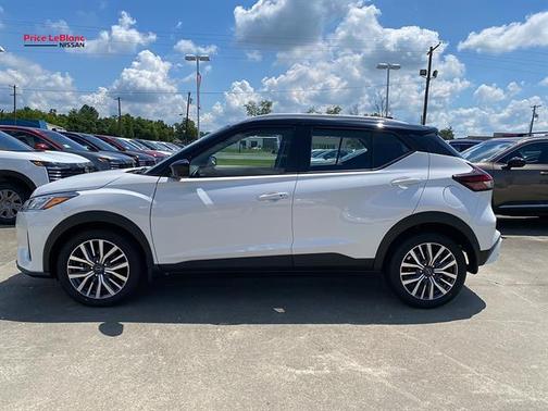 Aspen White / Super Black 2024 Nissan Kicks SV