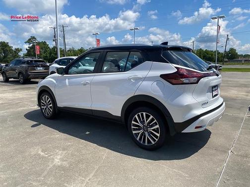 Aspen White / Super Black 2024 Nissan Kicks SV