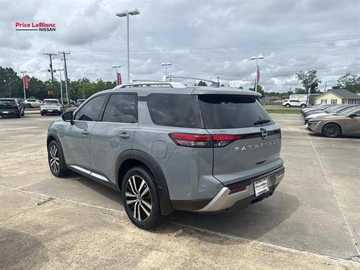 Boulder Gray Pe 2024 Nissan Pathfinder Platinum