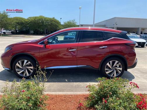 Red 2019 Nissan Murano SL