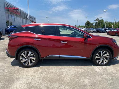 Red 2019 Nissan Murano SL