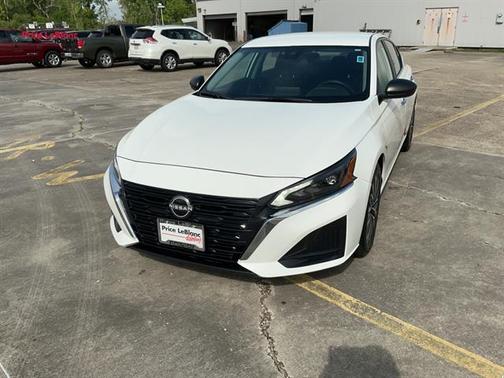 Glacier White 2025 Nissan Altima SV