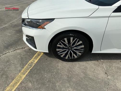 Glacier White 2025 Nissan Altima SV
