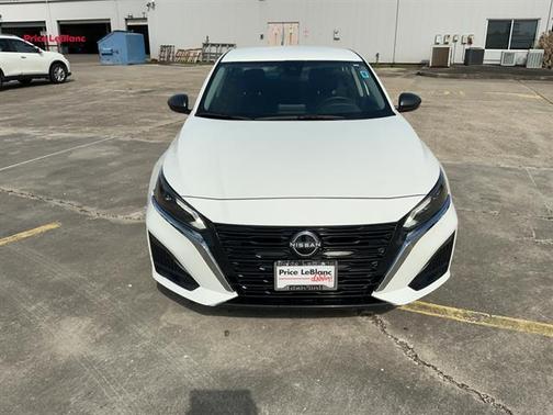 Glacier White 2025 Nissan Altima SV