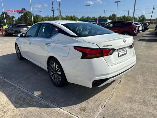 Glacier White 2025 Nissan Altima SV