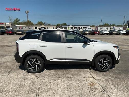 2t Wht Blk Roof 2026 Nissan Kicks SV