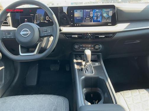 2t Wht Blk Roof 2026 Nissan Kicks SV