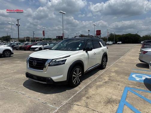 White 2024 Nissan Pathfinder Platinum