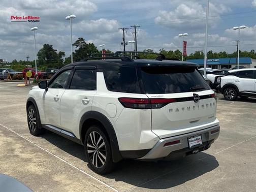 White 2024 Nissan Pathfinder Platinum