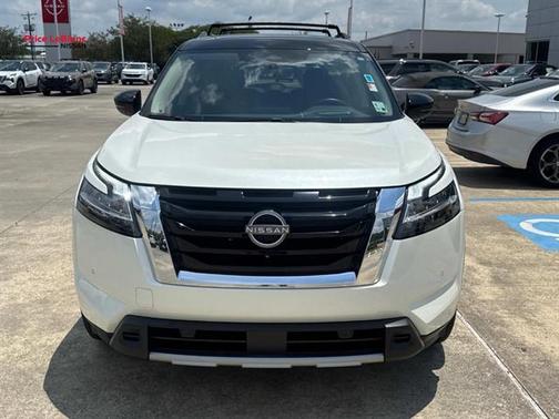 White 2024 Nissan Pathfinder Platinum