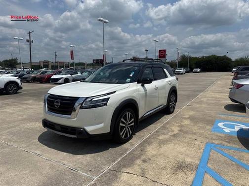 White 2024 Nissan Pathfinder Platinum