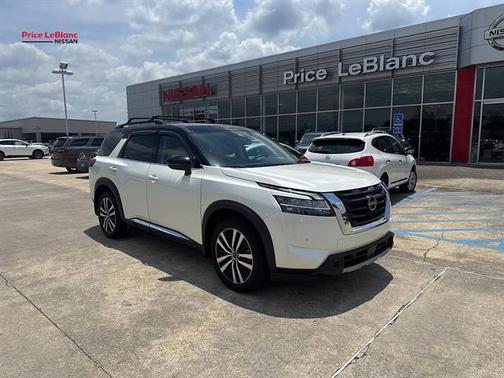 White 2024 Nissan Pathfinder Platinum