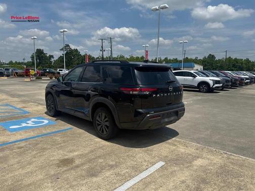 Black 2023 Nissan Pathfinder SV