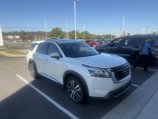 2024 Nissan Pathfinder Platinum FWD