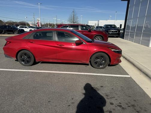 2023 Hyundai ELANTRA SEL