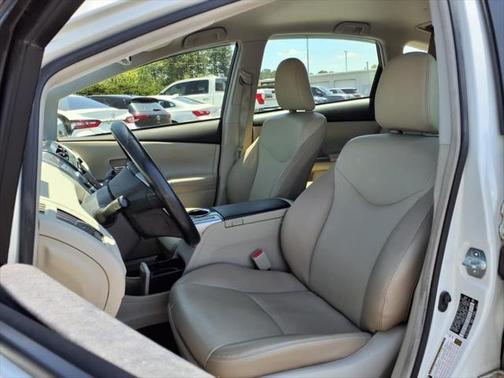 2017 Toyota Prius v Four