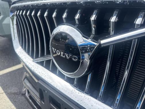 2022 Volvo XC90 T6 Momentum