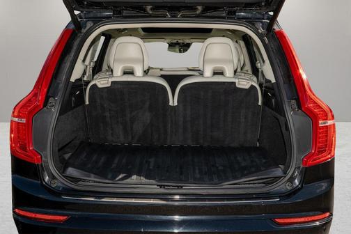 2022 Volvo XC90 T6 Momentum