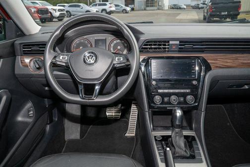 2022 Volkswagen Passat 2.0T Limited Edition