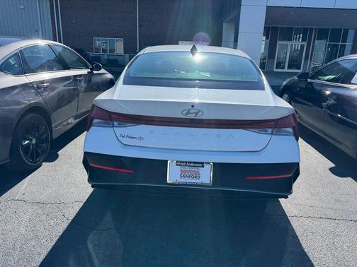 2025 Hyundai ELANTRA SEL