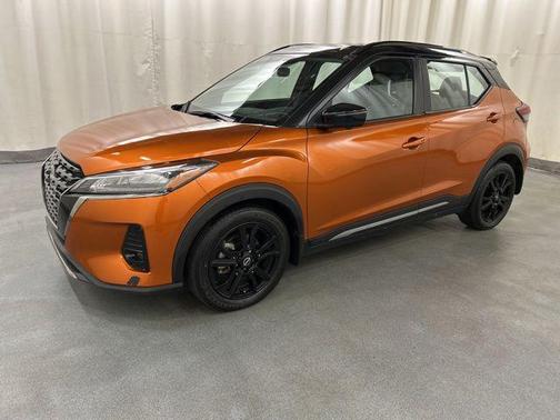 Monarch Orange Metallic/Super Black 2023 Nissan Kicks SR