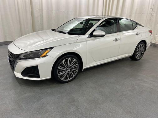 Pearl White Tricoat 2023 Nissan Altima 2.5 SL