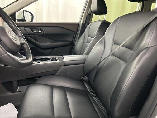 Pearl White Tricoat 2023 Nissan Rogue SV