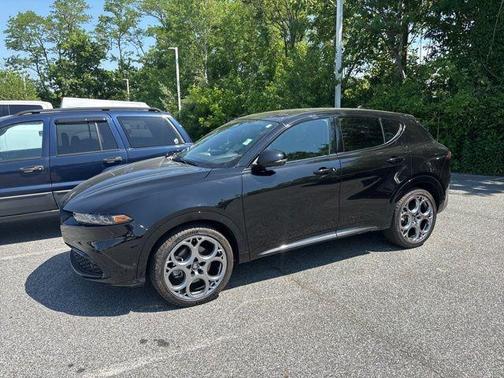 Black 2025 Alfa Romeo Tonale Base