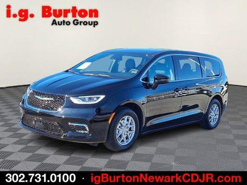 Diamond Black 2026 Chrysler Pacifica Select