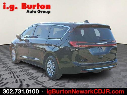 Diamond Black 2026 Chrysler Pacifica Select