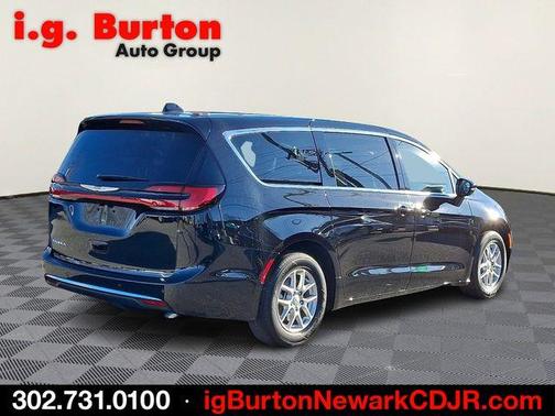Diamond Black 2026 Chrysler Pacifica Select