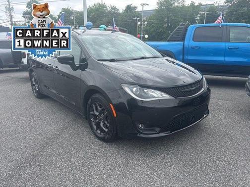 Brilliant Black Crystal Pearlcoat 2020 Chrysler Pacifica Touring-L Plus