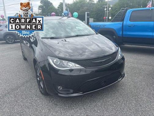 Brilliant Black Crystal Pearlcoat 2020 Chrysler Pacifica Touring-L Plus