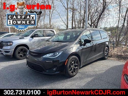 Brilliant Black Crystal Pearlcoat 2020 Chrysler Pacifica Touring-L Plus
