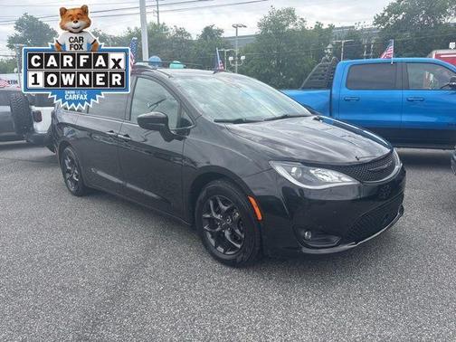 Brilliant Black Crystal Pearlcoat 2020 Chrysler Pacifica Touring-L Plus