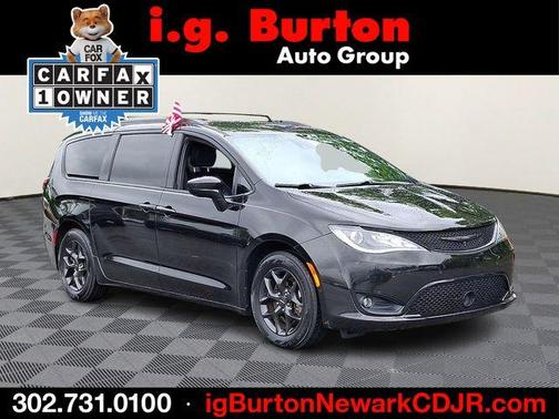 Brilliant Black Crystal Pearlcoat 2020 Chrysler Pacifica Touring-L Plus