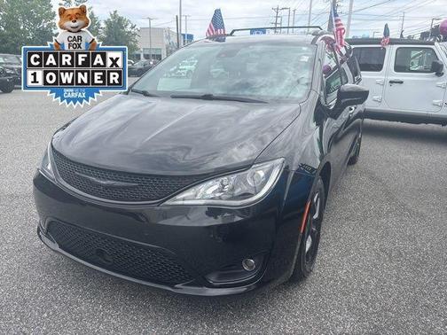 Brilliant Black Crystal Pearlcoat 2020 Chrysler Pacifica Touring-L Plus