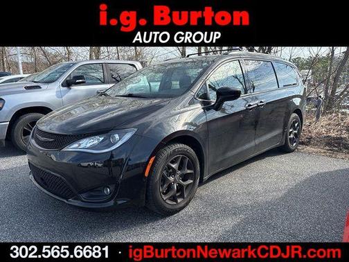 Brilliant Black Crystal Pearlcoat 2020 Chrysler Pacifica Touring-L Plus