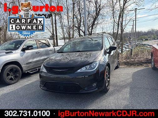 Brilliant Black Crystal Pearlcoat 2020 Chrysler Pacifica Touring-L Plus