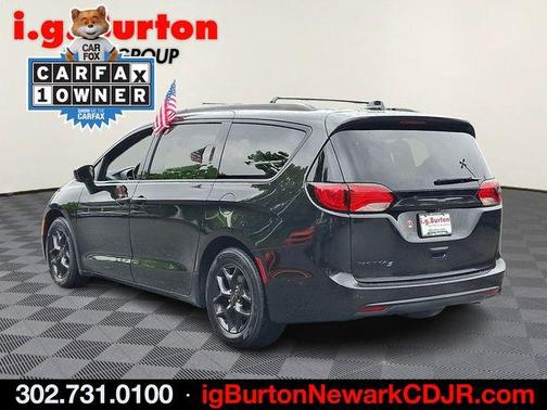 Brilliant Black Crystal Pearlcoat 2020 Chrysler Pacifica Touring-L Plus